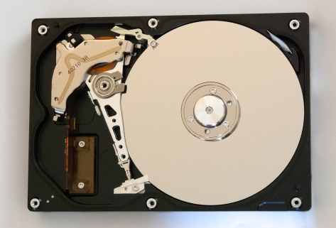 Harddisk platterları ve okuma yazma kafası yakın çekim