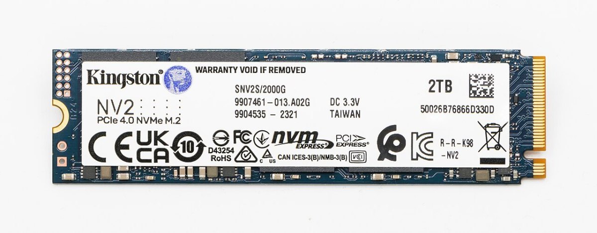 Üzerinde kapasite ve teknik bilgilerin yazılı olduğu M.2 NVMe SSD, üstten görünüm